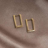 Karolína – Gold Earrings with Geometric Design.