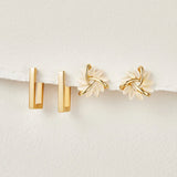 Karolína – Gold Earrings with Geometric Design.