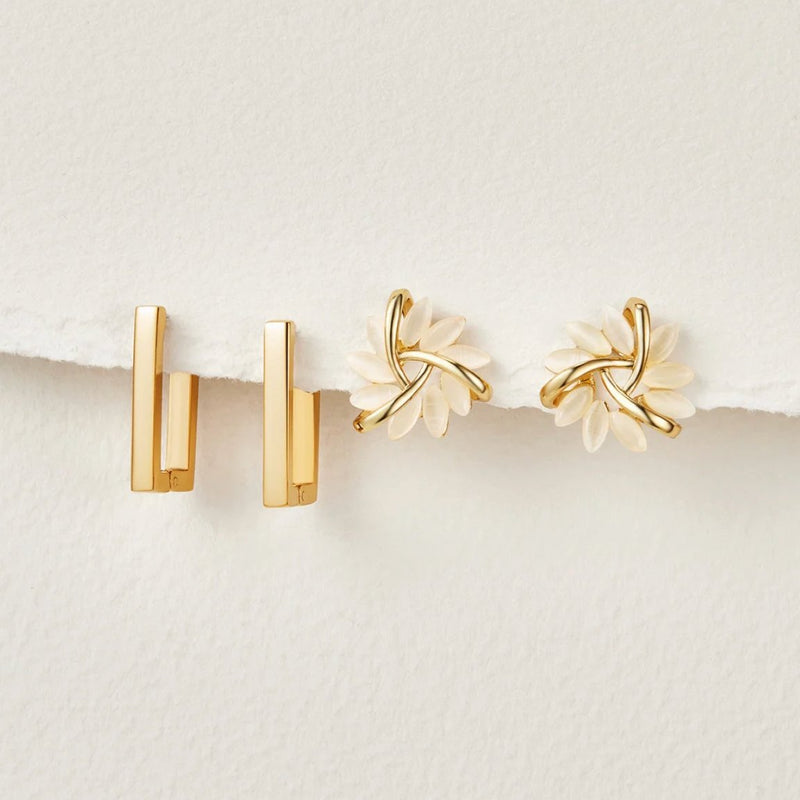 Karolína – Gold Earrings with Geometric Design.