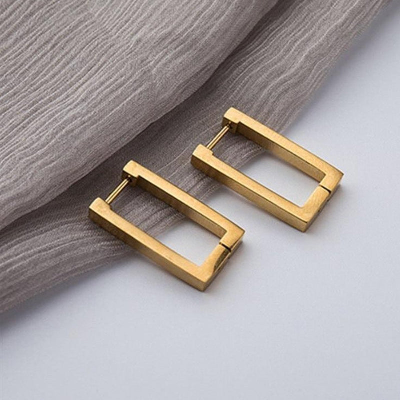 Karolína – Gold Earrings with Geometric Design.